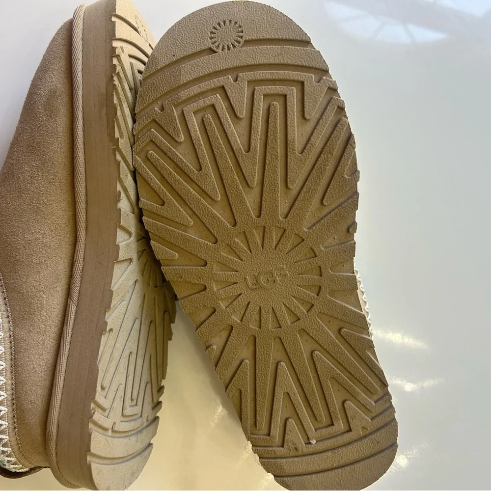 UGG Kids Slip-On Shearling Lined Slippers in Chestnut/Tan kids 6 women’s 7